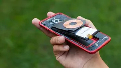 Kann jederzeit Feuer fangen: Was tun, wenn sich der Handy-Akku aufbläht?