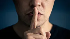Wenn Schweigen mehr sagt als Worte: Psychologen enthüllen, was Wenigredner ausmacht