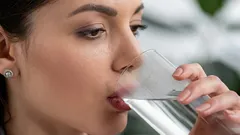 Wir fragten vier Expert:innen, ob heisses Wasser beim Abnehmen hilft – und sie waren sich einig