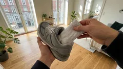 Unangenehmer Schuhgeruch verschwindet für immer: einfache Methode mit einer Socke