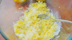 Zitronenschale mit Natron mischen: Wofür das gut ist und warum man es machen sollte