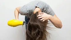 Darf man die Haare kopfüber föhnen? Tricholog:innen geben eine zwiespältige Antwort