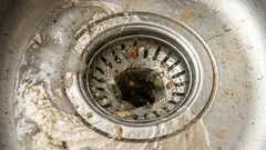 Nur 5 Tropfen – und das Wasser rauscht wieder: einfacher Trick gegen eine verstopfte Spüle